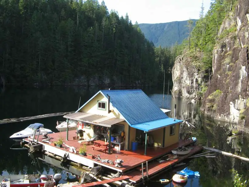 Floating-House-Powell-Lake-British-Columbia