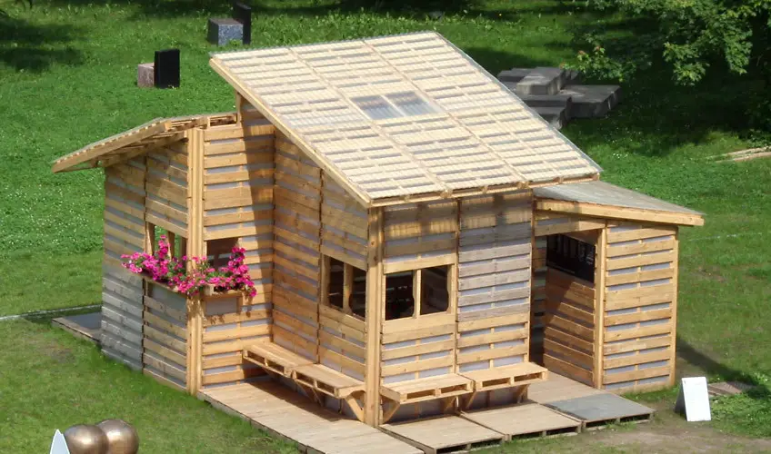 recycled pallet house 