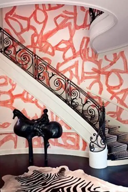 pink-graffiti-on-walls-in-chique-home